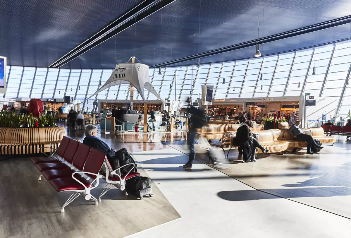 Visuale interna di un aeroporto con viaggiatori