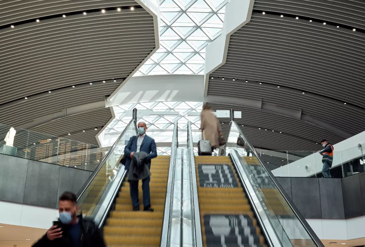 Interno dell' Areoporto Fiumicino con persona che scende le scale