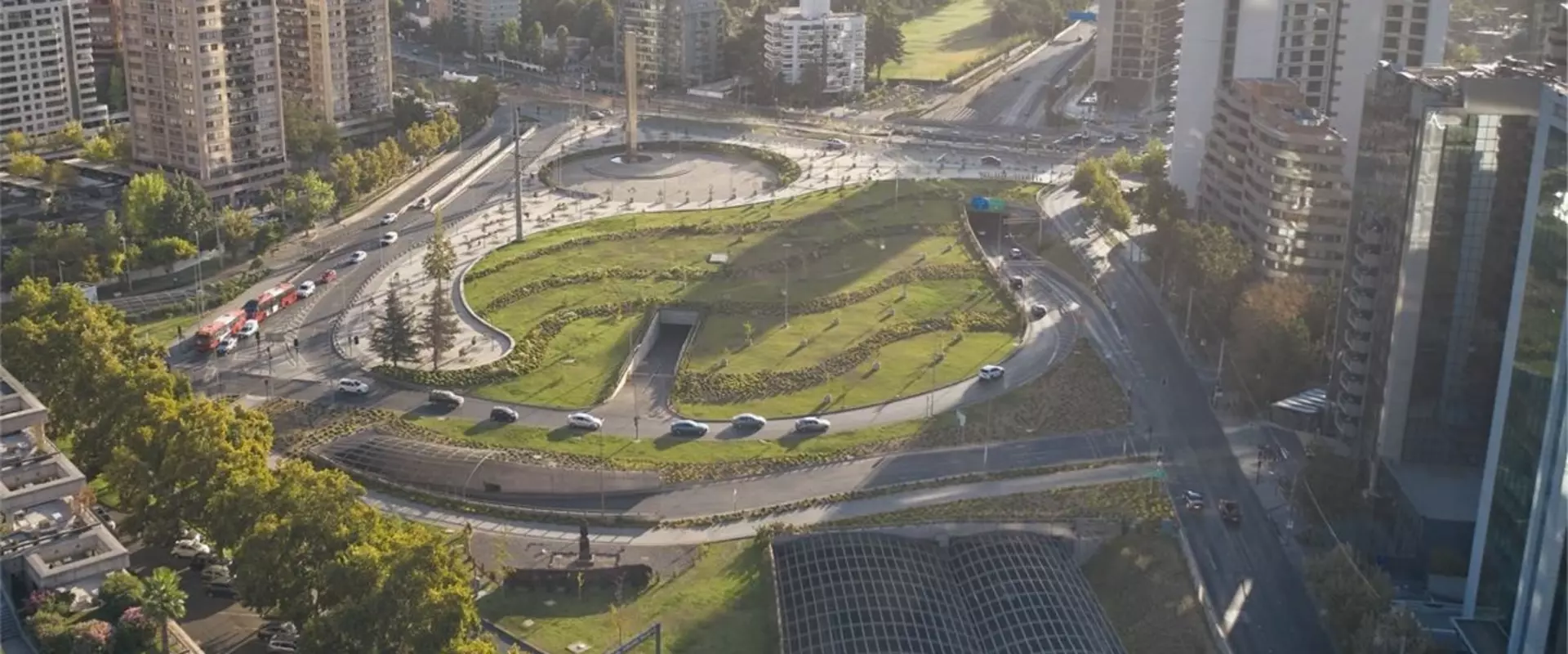 città rotonda alberi prati cielo azzurro Edifici
