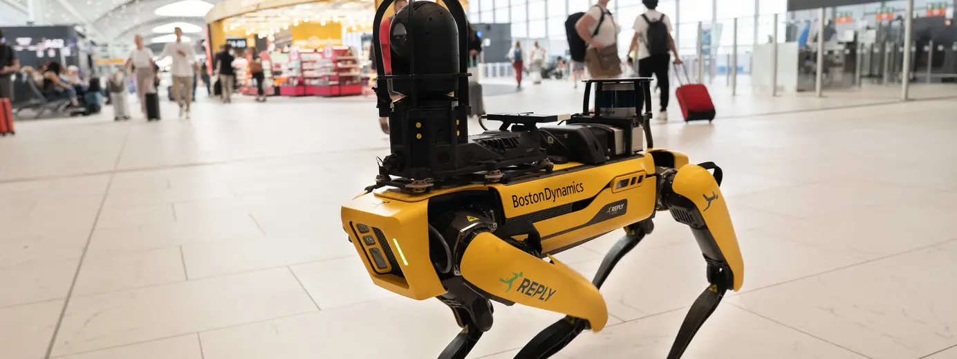 cane robot ADR cartelli persone dietro cane