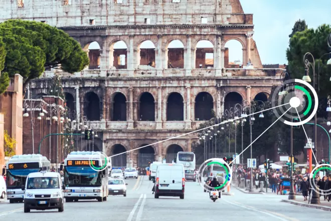 Colosseo Mezzi di trasporto su viale con alberi persone su marciapiede a destra