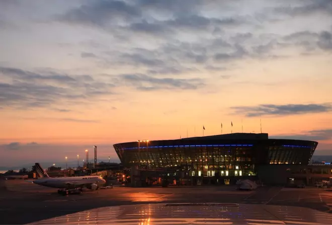 Aeroporto ACA aereo cielo con nuvole notte strada bagnata
