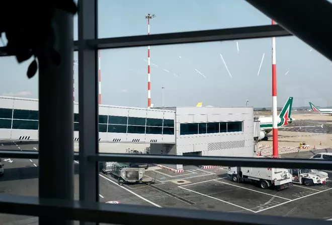 Visuale sull'areoporto dall'interno di Fiumicino