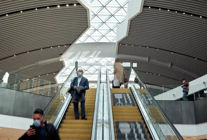 Interno dell' Areoporto Fiumicino con persona che scende le scale 